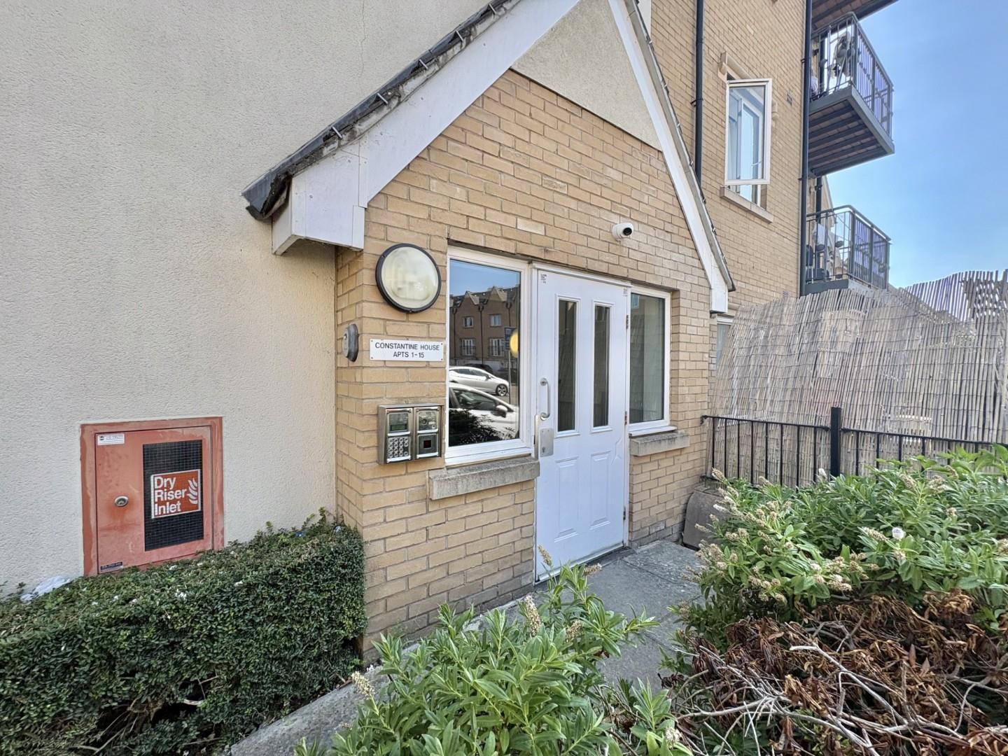 Flat Varcoe Gardens in Greater London
