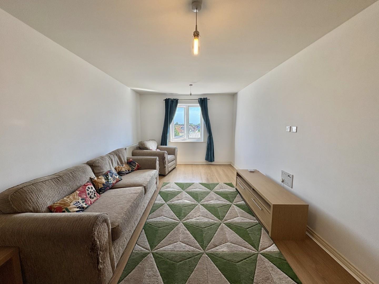 Flat Varcoe Gardens in Greater London