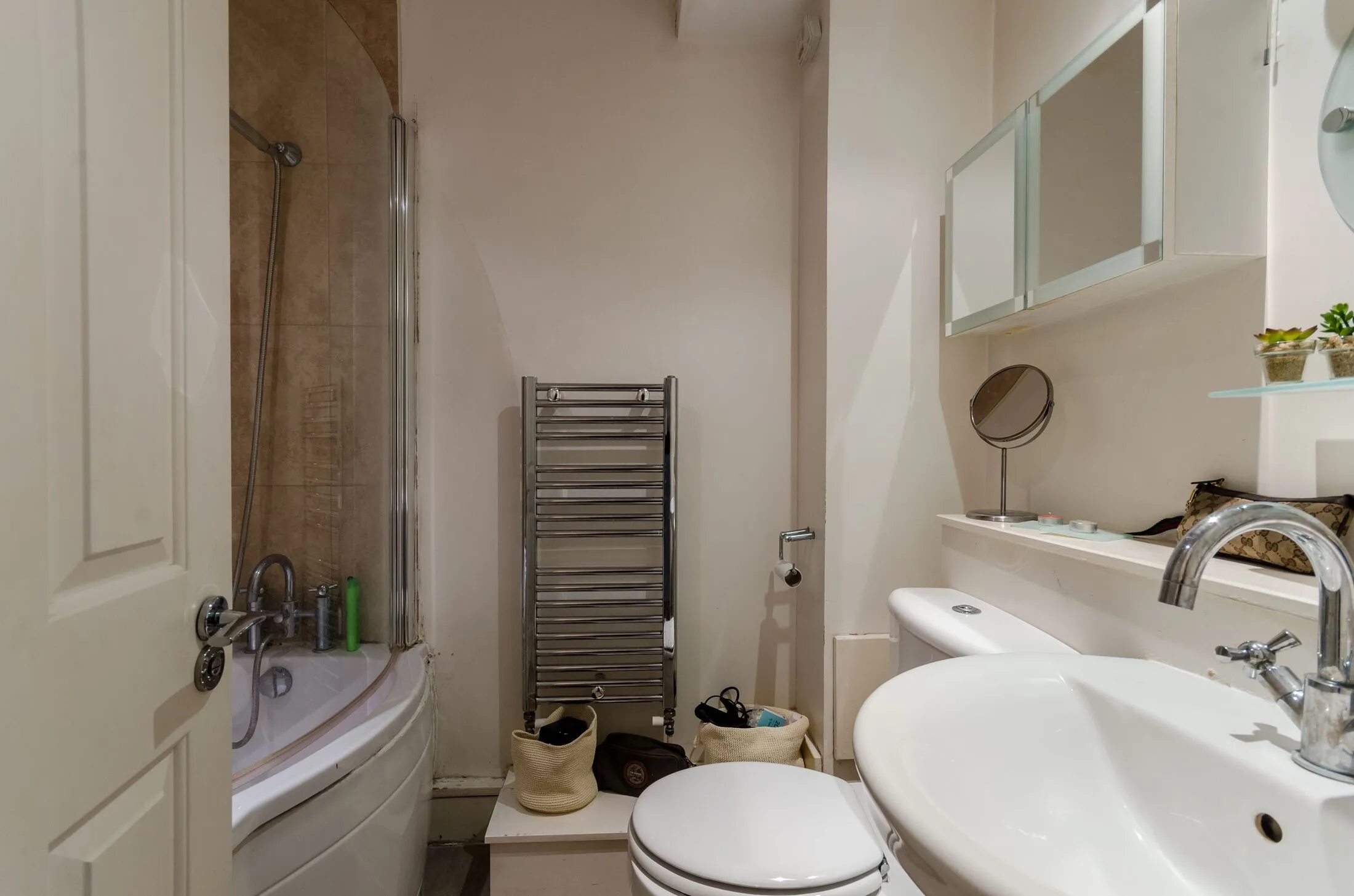 Flat Holmead Road in Greater London
