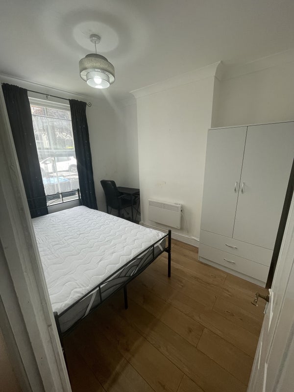 Room Mansfield Road in Greater London