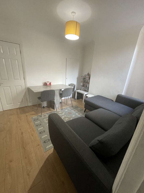 Room Mansfield Road in Greater London