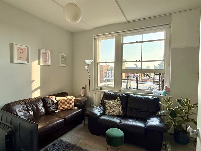 Room Holloway Road in Greater London