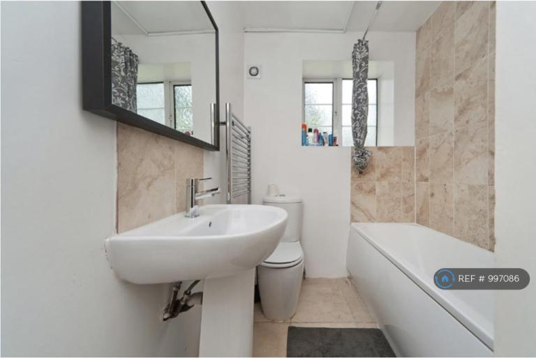 Flat Amblecote Road in Greater London