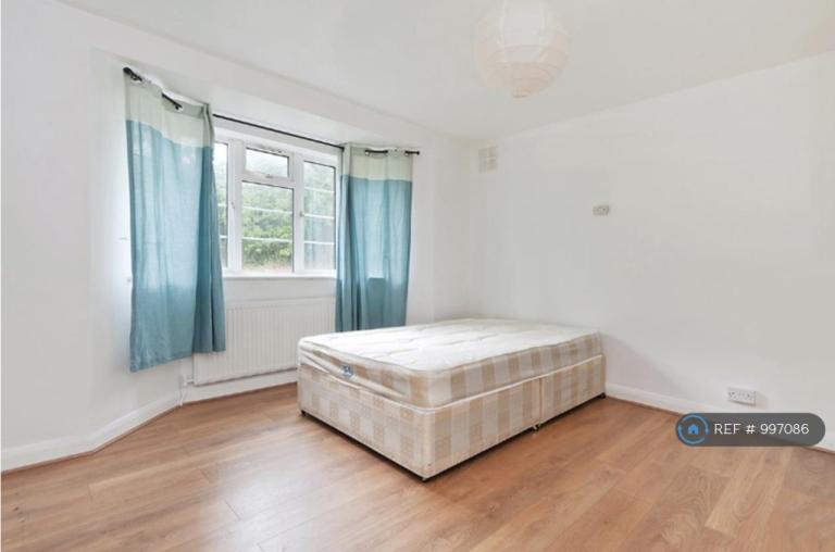 Flat Amblecote Road in Greater London