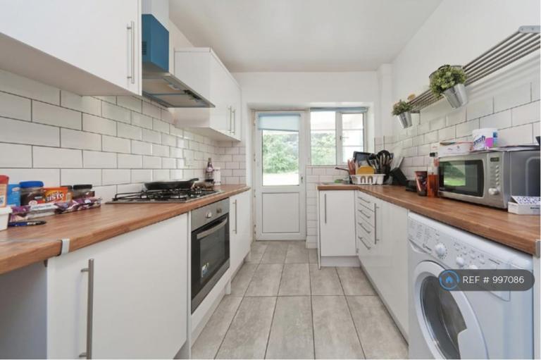 Flat Amblecote Road in Greater London