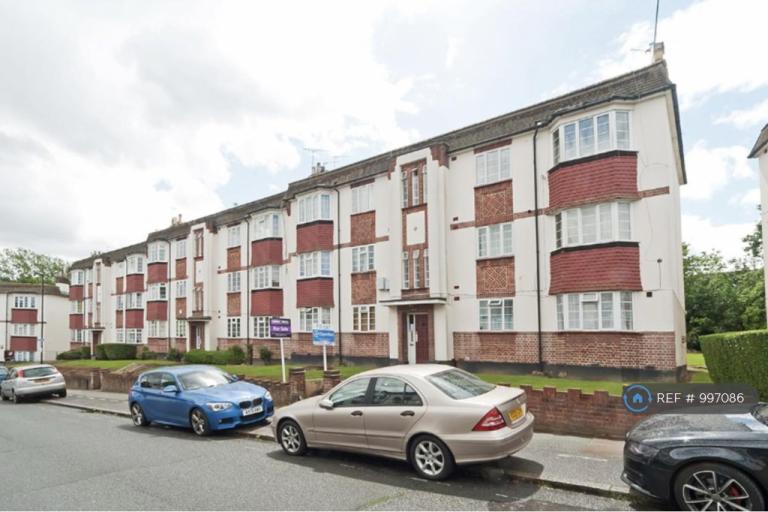Flat Amblecote Road in Greater London