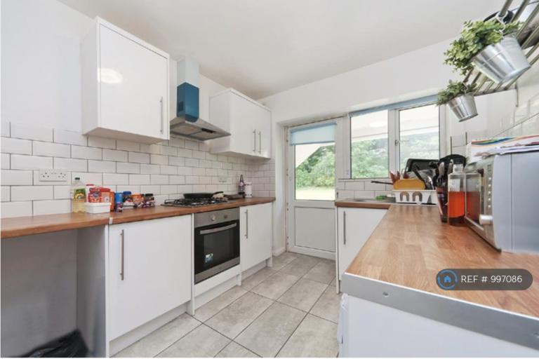 Flat Amblecote Road in Greater London