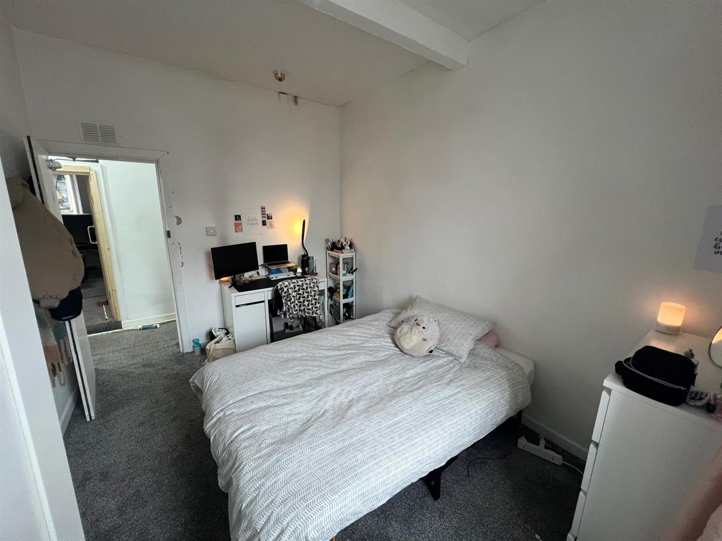 Flat Cardiff Road in Pontypridd