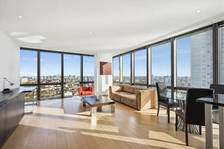 Flat Hertsmere Road in Greater London