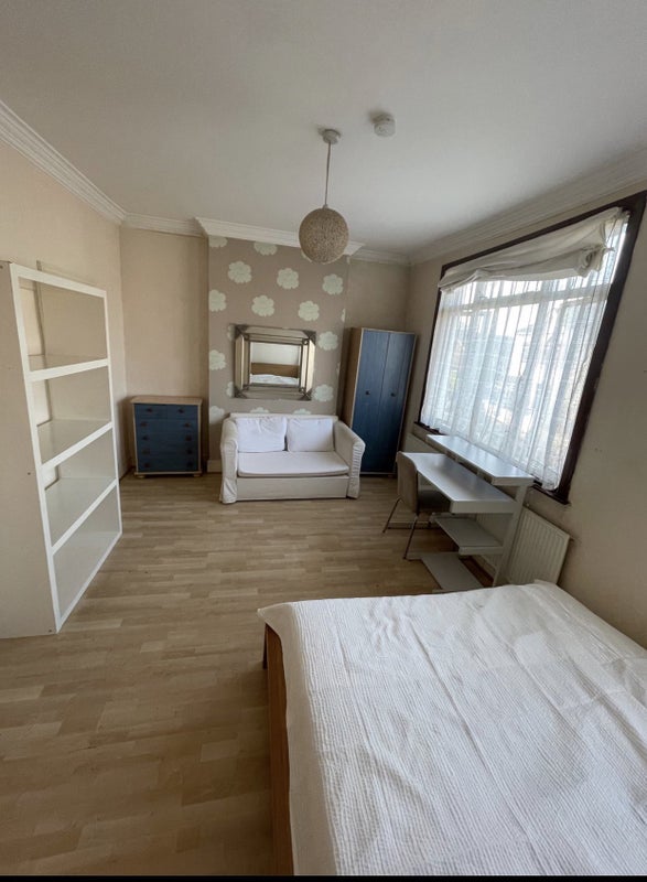 Flat Dagmar Avenue in Greater London