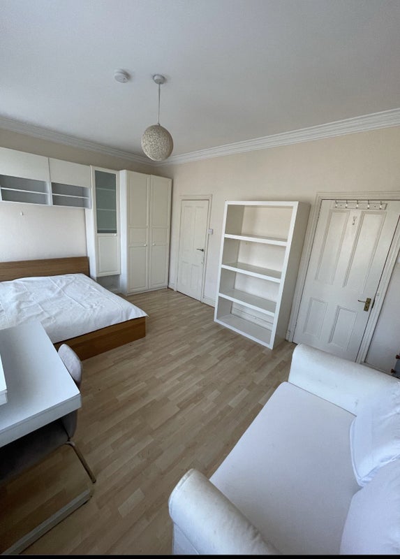 Flat Dagmar Avenue in Greater London