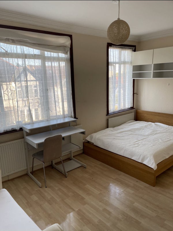 Flat Dagmar Avenue in Greater London