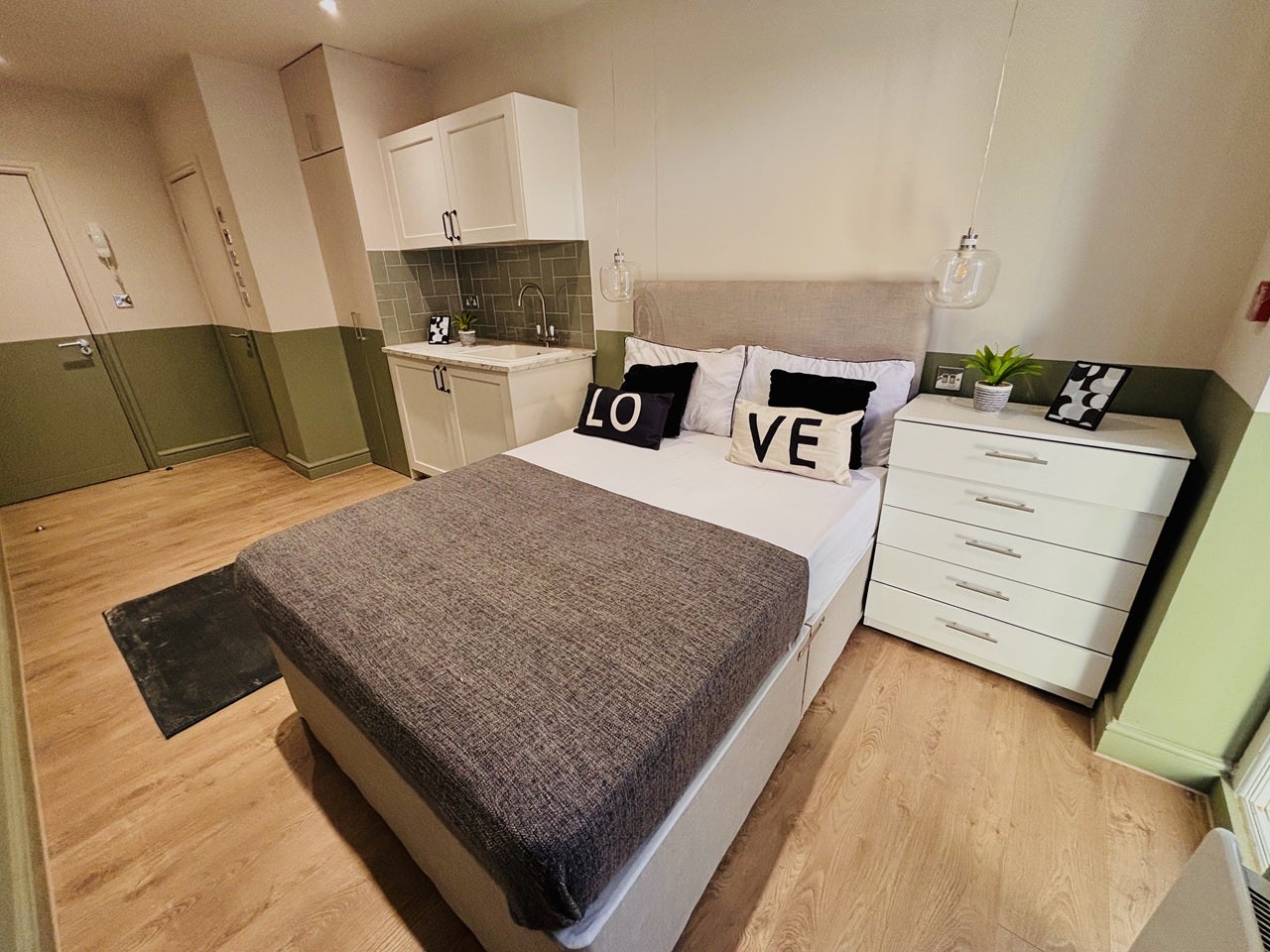 Room Greenford Road in Greater London