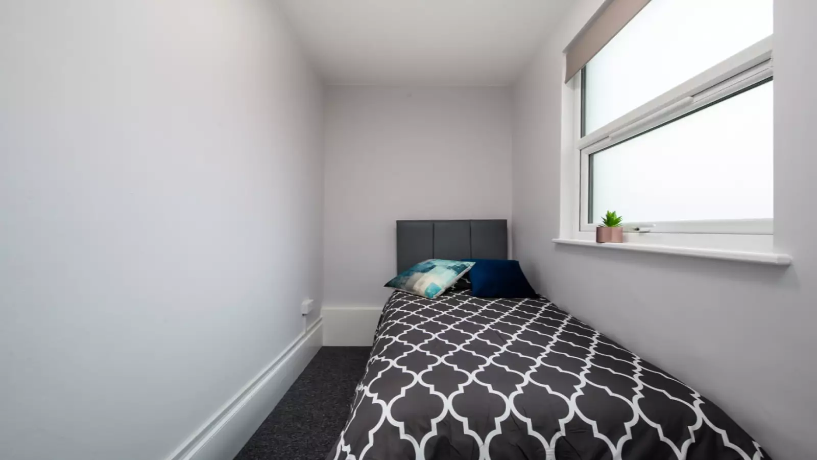Room South Park Road in Greater London