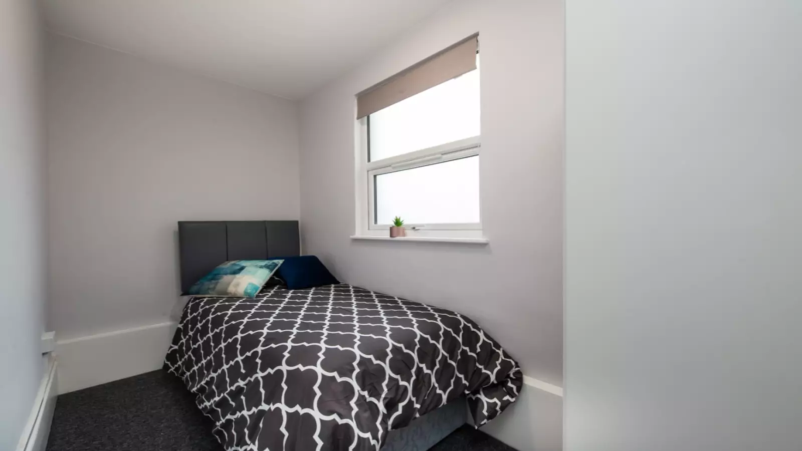 Room South Park Road in Greater London