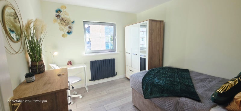 Room White Close in Slough