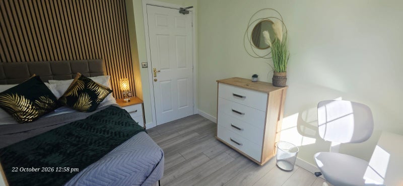 Room White Close in Slough