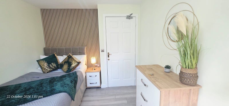Room White Close in Slough
