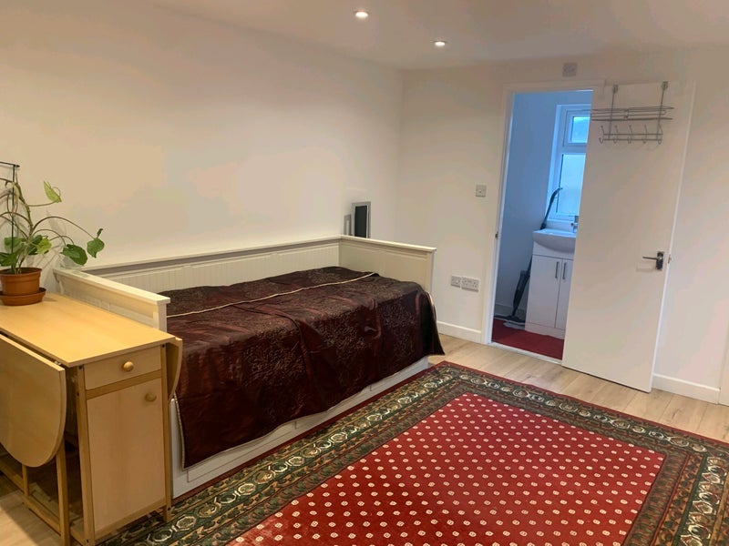 Room Pope's Lane in Greater London