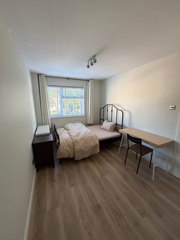 Room Maybank Road in Greater London
