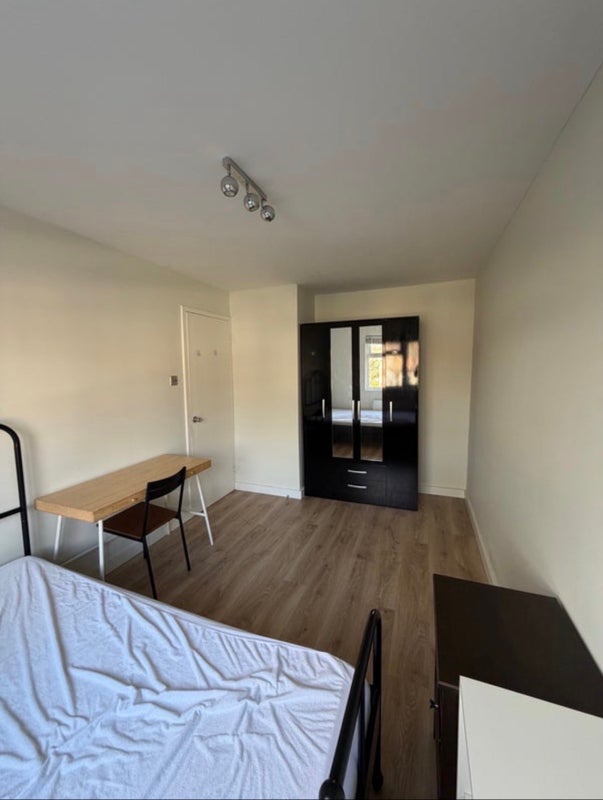Room Maybank Road in Greater London