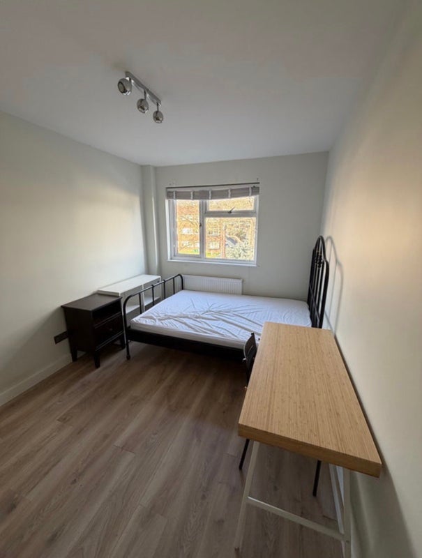 Room Maybank Road in Greater London