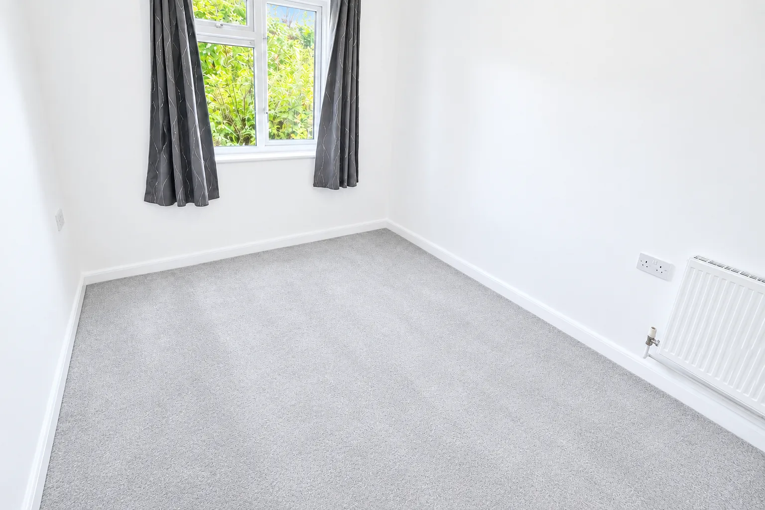 Flat Worplesdon Road in Guildford