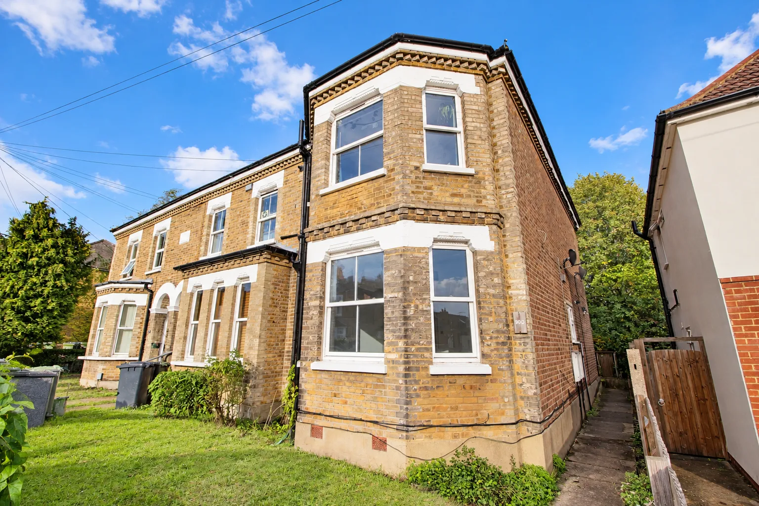 Flat Worplesdon Road in Guildford