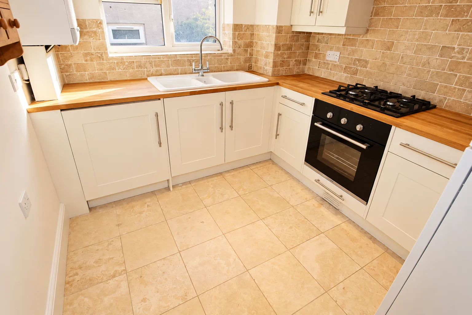 Flat Worplesdon Road in Guildford