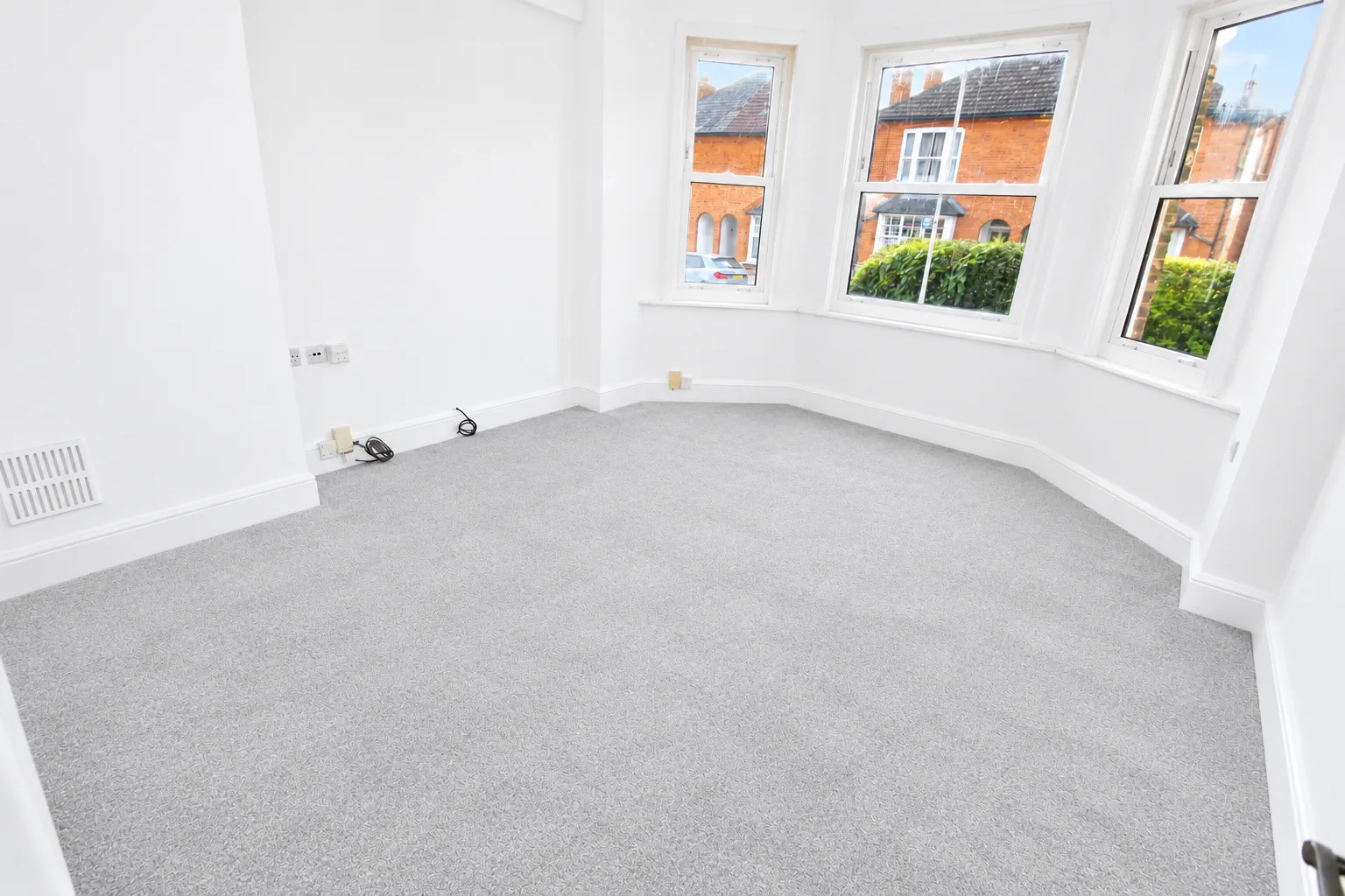 Flat Worplesdon Road in Guildford