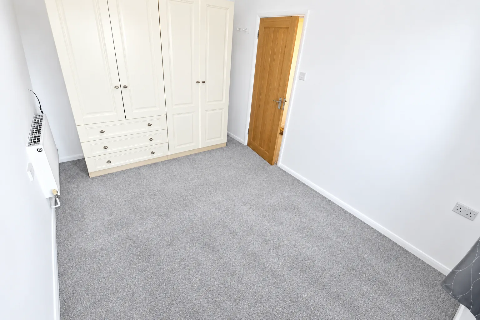 Flat Worplesdon Road in Guildford