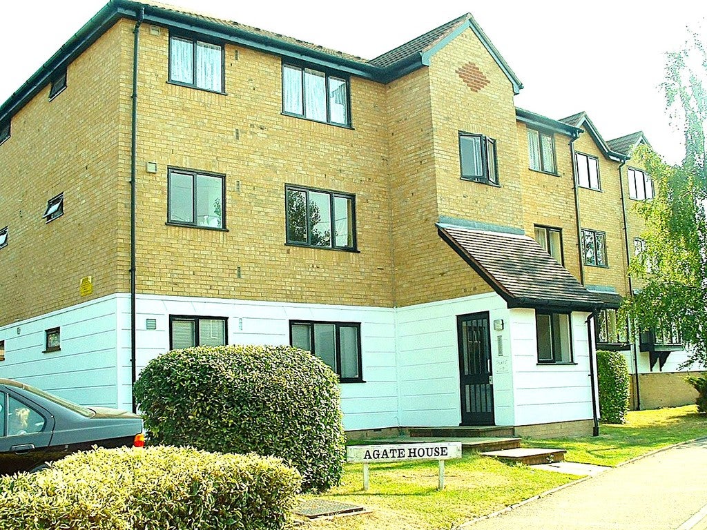 Flat Percy Gardens in London