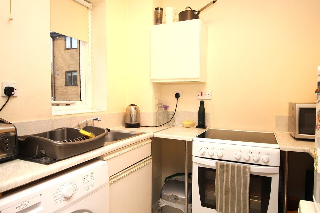 Flat Percy Gardens in London