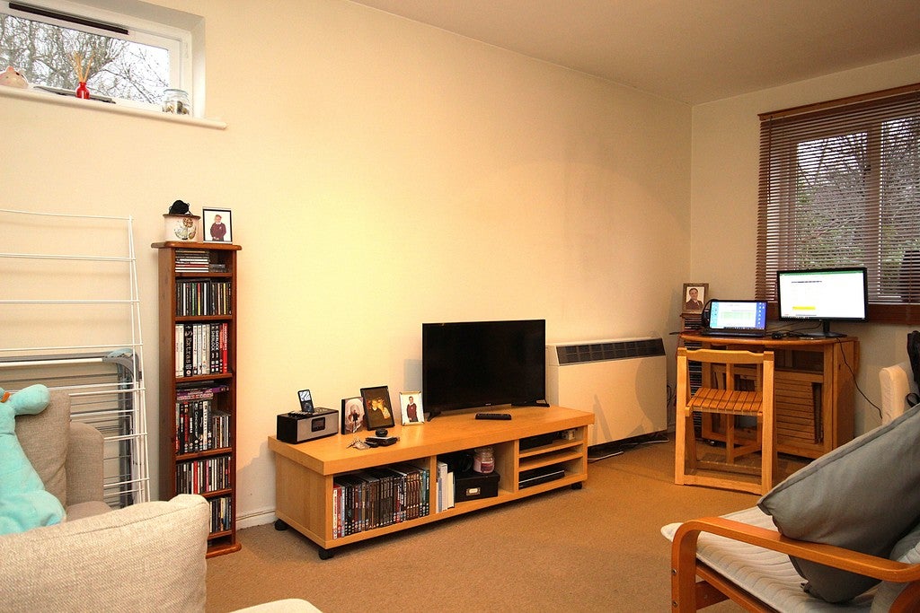 Flat Percy Gardens in London