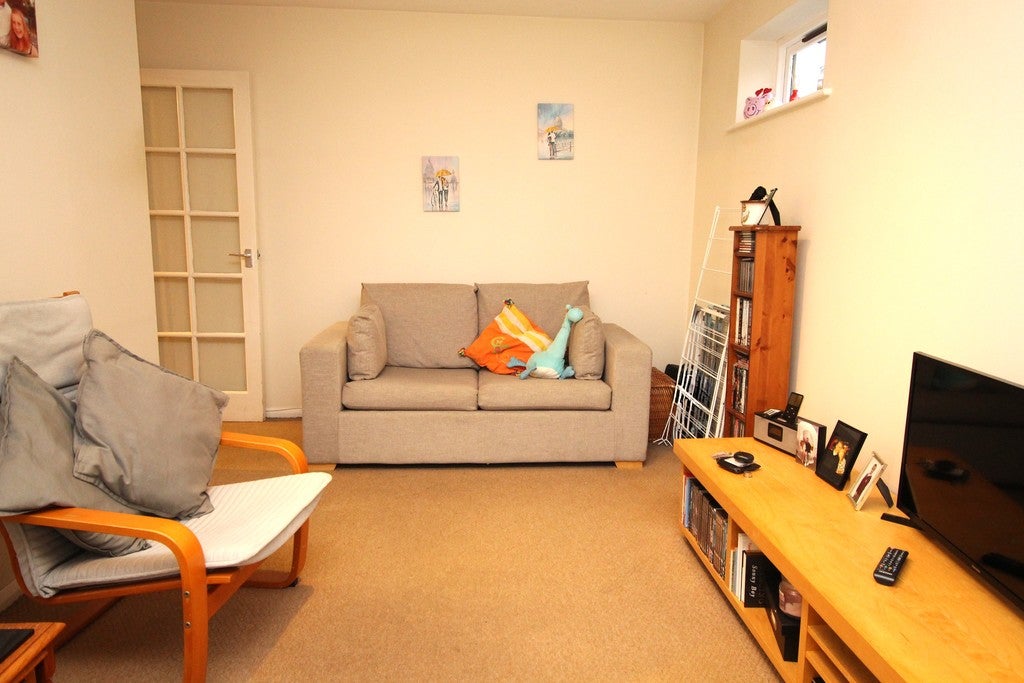 Flat Percy Gardens in London