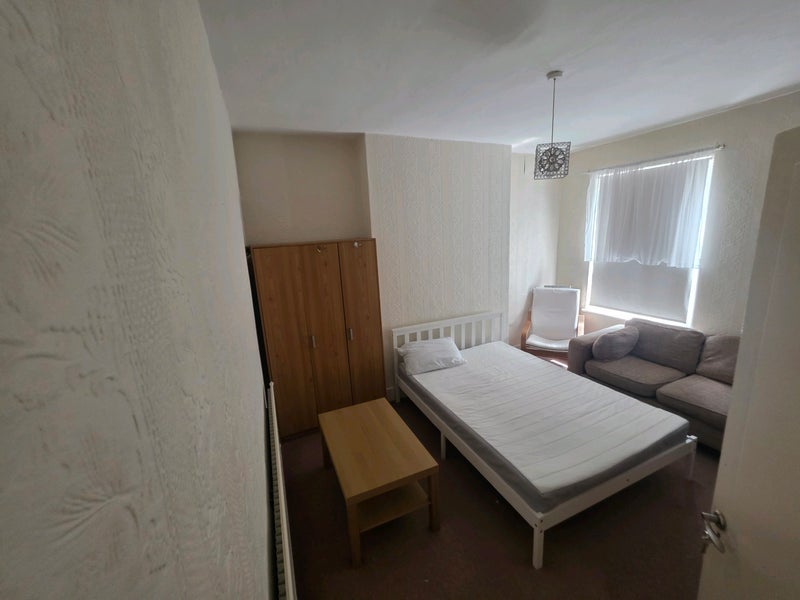 Room Queenswood Road in Greater London