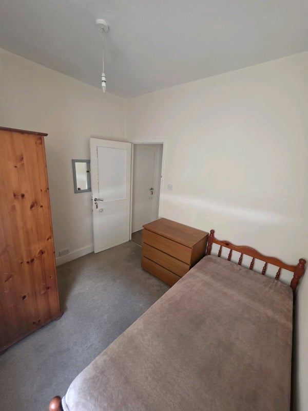 Room Queenswood Road in Greater London