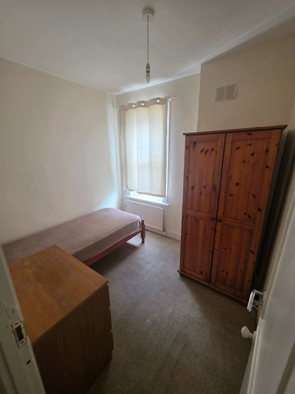 Room Queenswood Road in Greater London