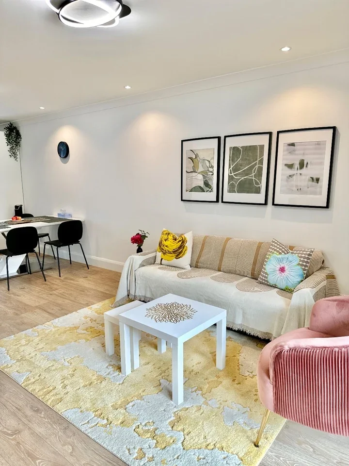Flat Boardwalk Place in Greater London