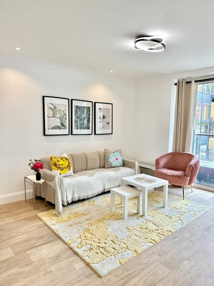 Flat Boardwalk Place in Greater London