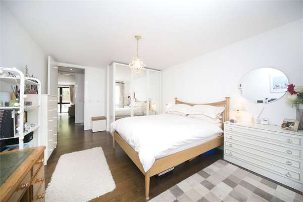 Flat Liverpool Road in Greater London
