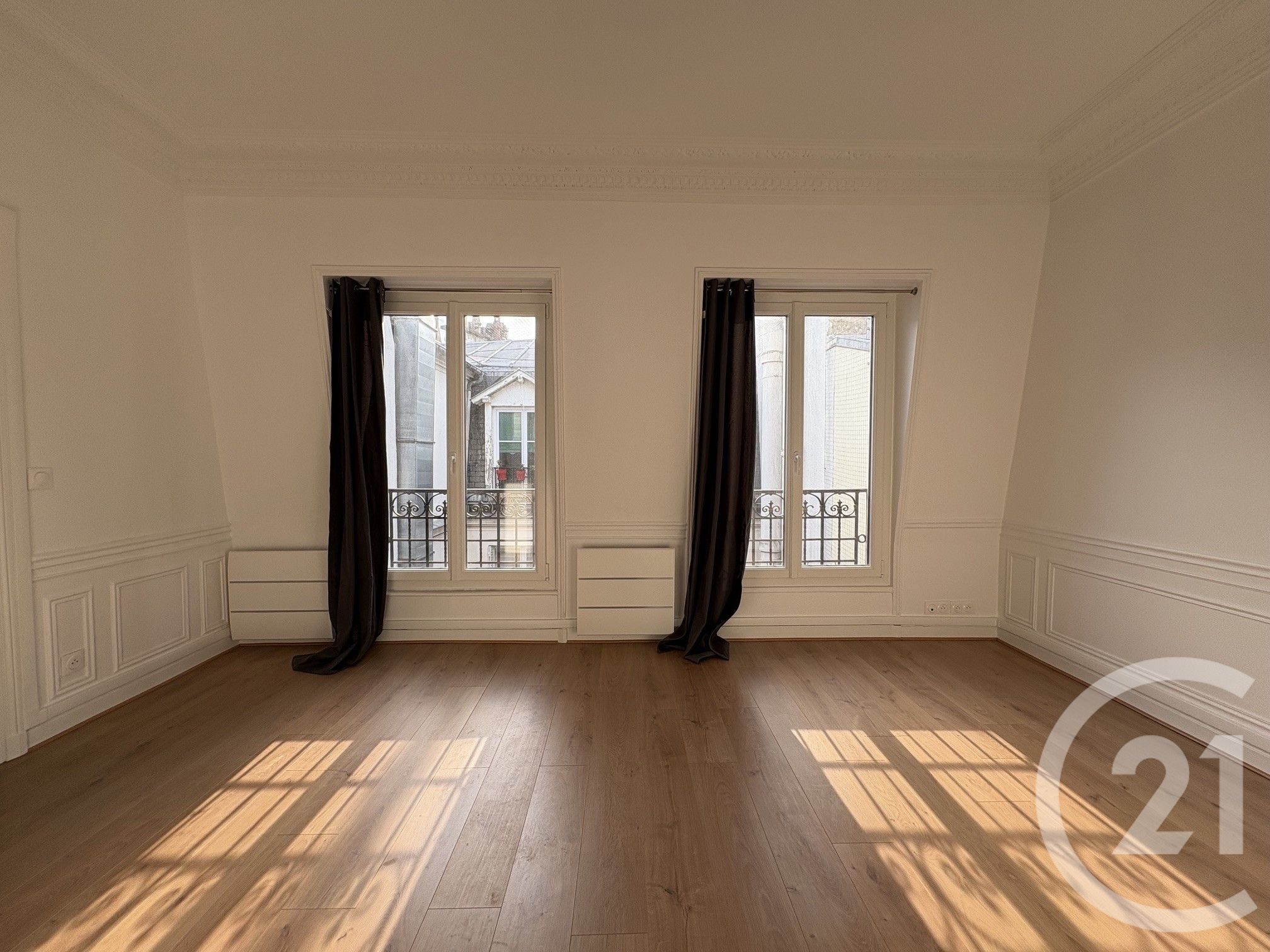 Flat Avenue de Versailles in Paris