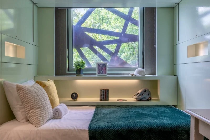 Room Chalk Farm Road in Greater London