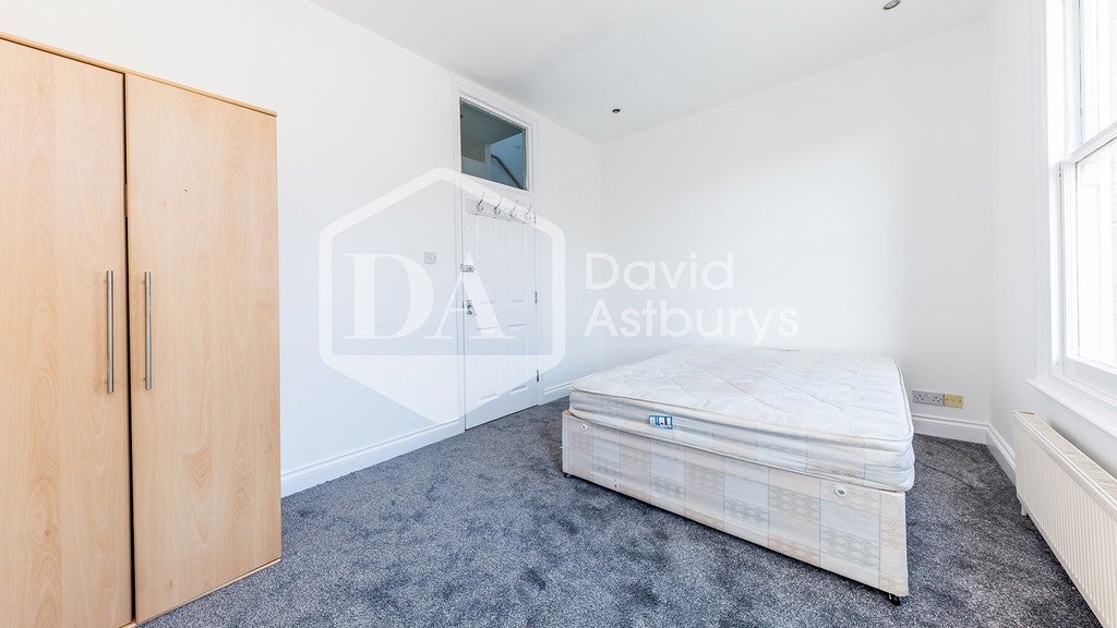 Flat Fairbridge Road in Greater London