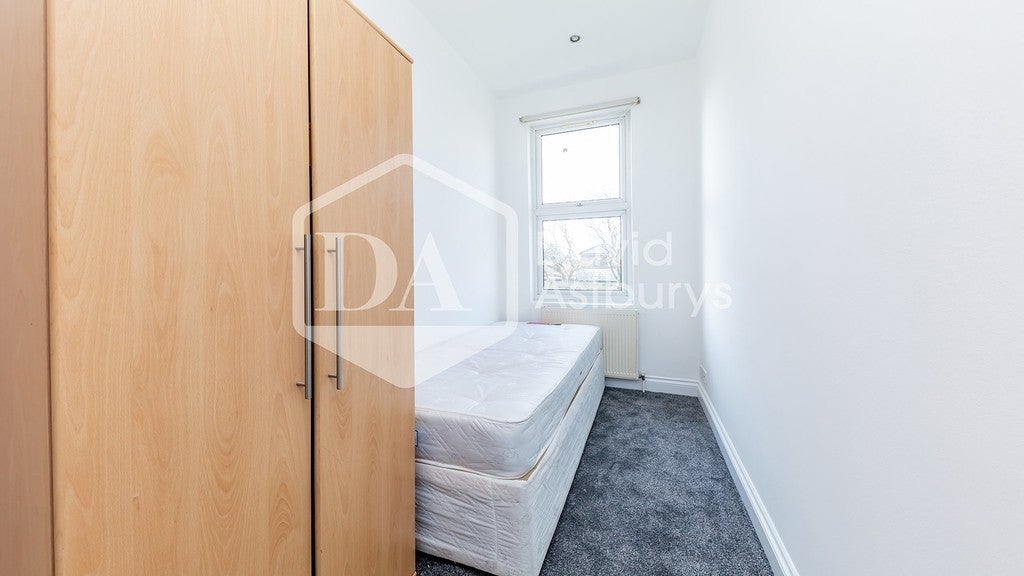 Flat Fairbridge Road in Greater London
