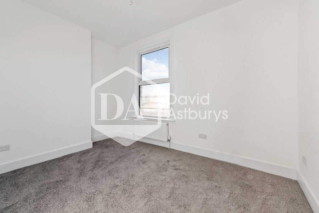 Flat Fairbridge Road in Greater London