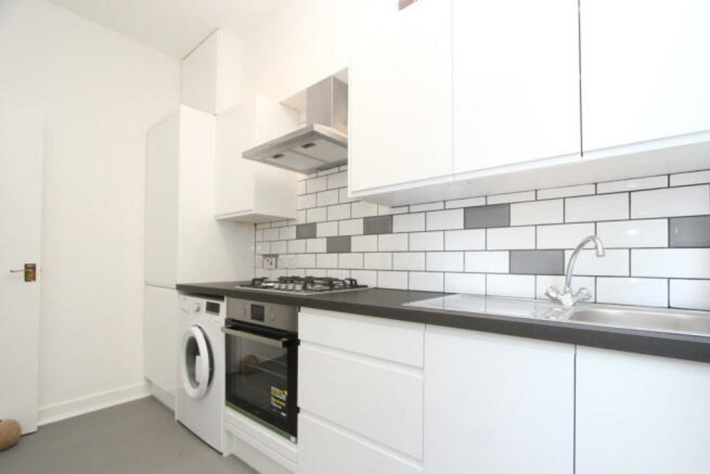 Flat Fairbridge Road in Greater London