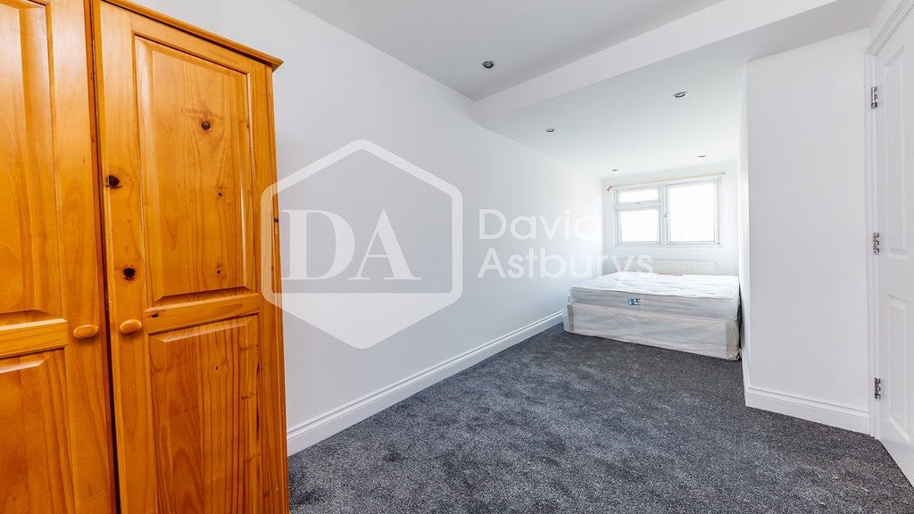 Flat Fairbridge Road in Greater London
