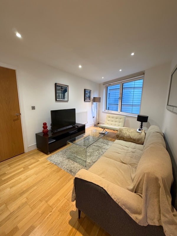 Room Lightermans Road in Greater London
