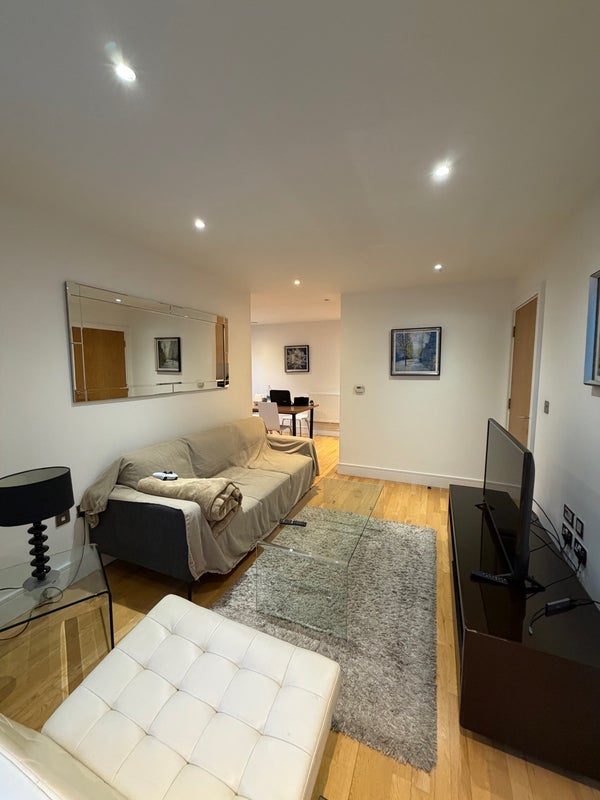 Room Lightermans Road in Greater London